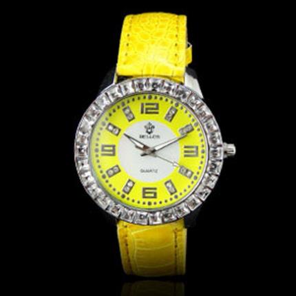 Montre femme pas cher avec bracelet cuir jaune, boitier métal orné de strass, cadra, blanc et jaune avec strass en guise d index